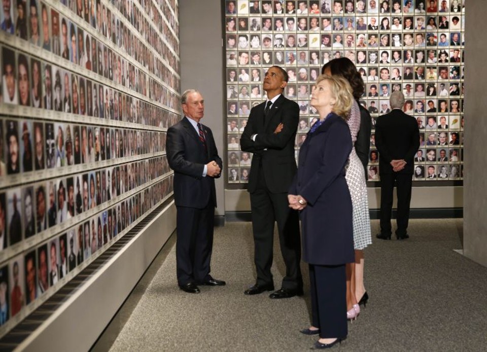 Obama inaugura museu do 11/9 e diz que edifício manterá memória das vítimas Michelle e Barack Obama, Hillary e Bill Clinton, e o prefeito de Nova York, Michael Bloomberg, visitam museu em homenagem às vítimas dos atentados de 11/9 de 2001 | REUTERS/Kevin Lamarque