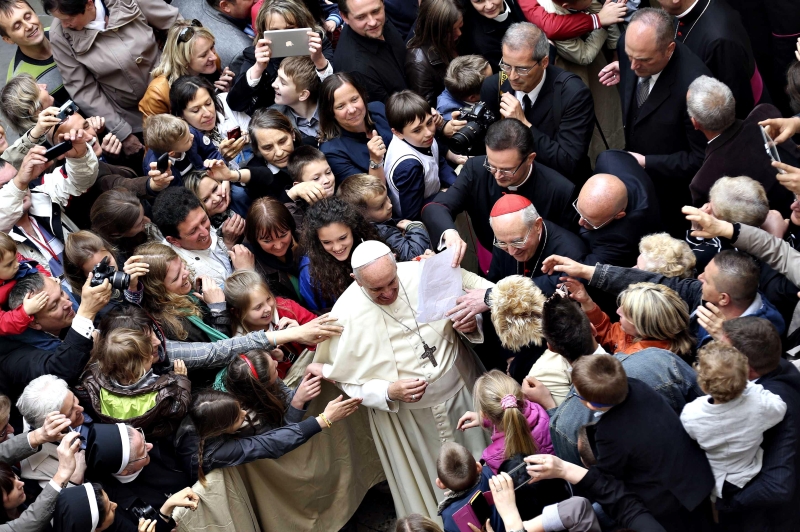 Papa Francisco é recebido por fiéis durante sua visita à igreja de São Estanislau, em Roma | Alessandro Bianchi/ Reuters