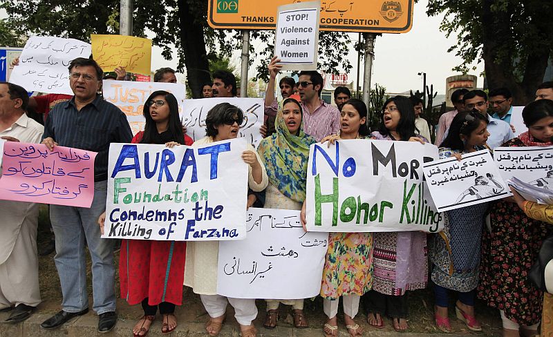 Manifestantes protestam em Islamabad contra a morte de Farzana Iqbal por integrantes da família no lado de fora Alta Corte de Lahore. | REUTERS / Faisal Mahmood