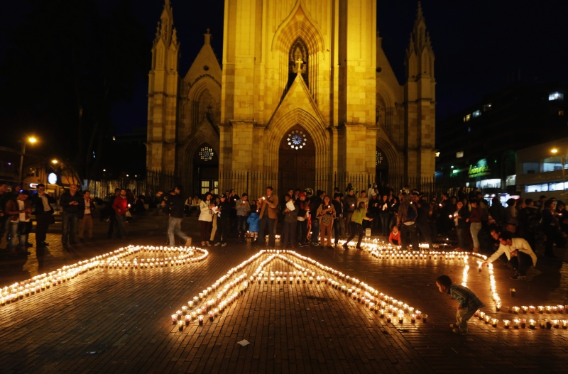 População cansada de guerra: cidadãos acendem velas durante vigília de paz em Bogotá, na última quinta-feira | John Vizcaino/Reuters