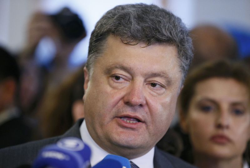 Petro Poroshenko fala com jornalistas após votar neste domingo | REUTERS/Gleb Garanich