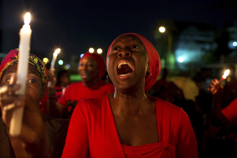 Mulher grita durante vigília em Abuja, a capital nigeriana, realizada para pedir a libertação das estudantes sequestradas há mais de um mês em Chibok | Joe Penney/Reuters