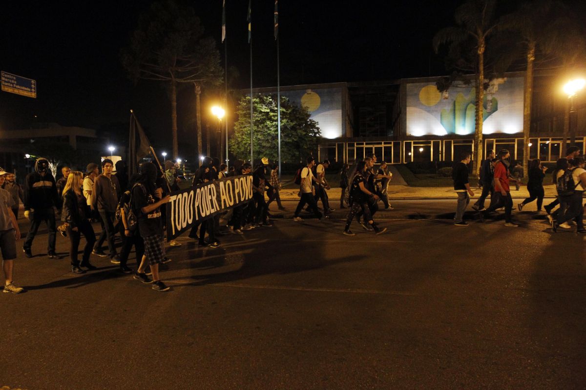 Grupo seguiu até a Prefeitura, onde houve confusão | Albari Rosa / Agência de Notícias Gazeta do Povo