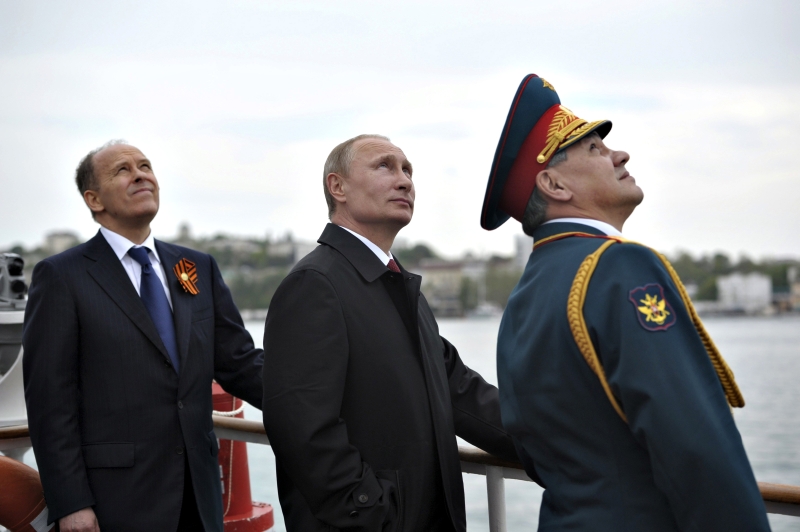 Putin, Serguei Shoigu (ministro russo da Defesa) e Alexander Bortnikov (da inteligência russa), em Sebastopol | Alexei Druzhinin/Reuters
