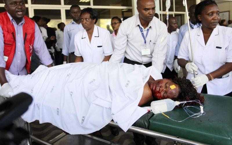 Médicos atendem mulher atingida por explosão | REUTERS/Johnathan Gazelle