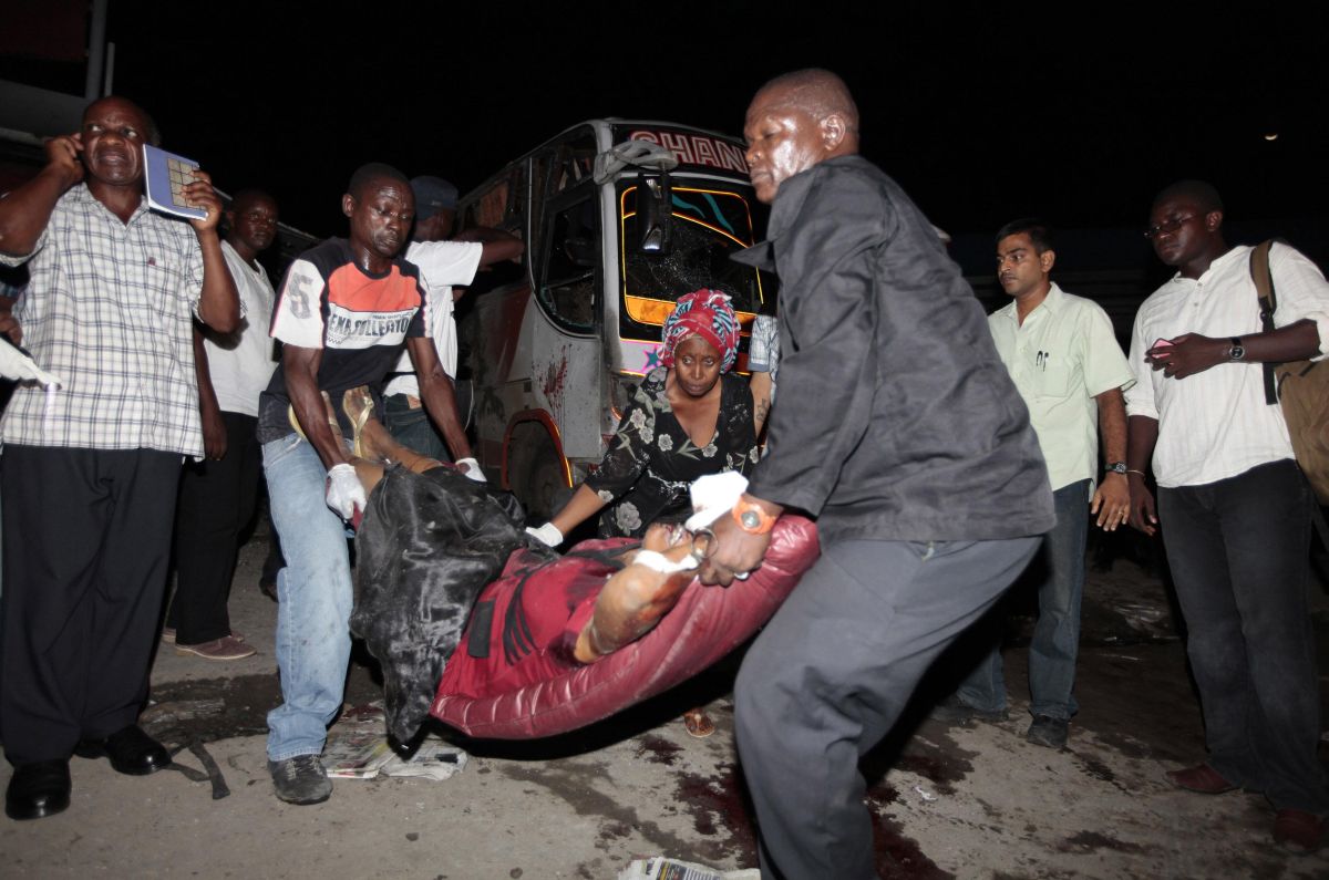 Vítimas são resgatadas. Autoridades revelaram não ter explicação imediata para os ataques | REUTERS/Joseph Okanga