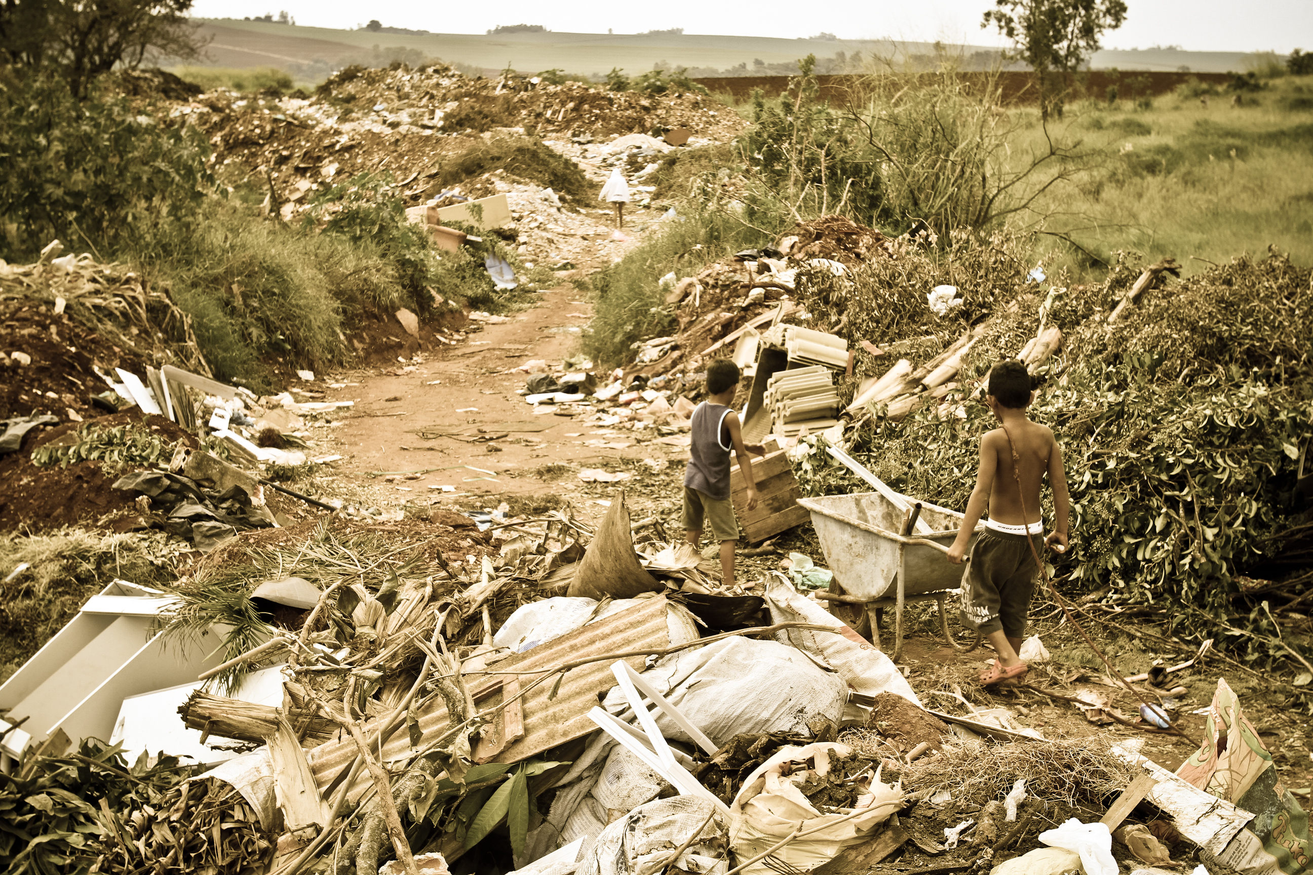 Mas no despejo, o lixo se mistura dentro de fora do ecoponto | Roberto Custódio / Jornal de Londrina