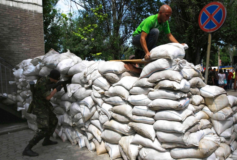 Rebeldes pró-Rússia, com armamento pesado, montam barricada em Donetsk, onde nesta semana 50 insurgentes foram mortos | Yannis Behrakis/Reuters