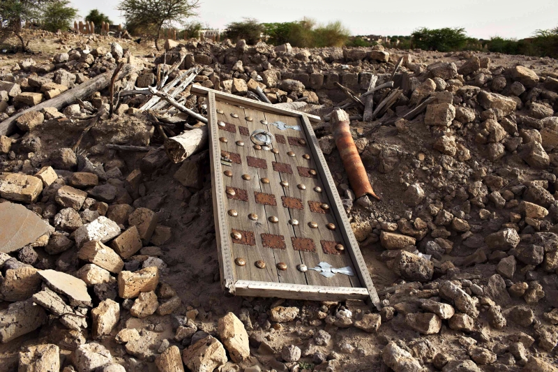 Escombros de um mausoléu antigo destruído em Tombuctu por militantes islâmicos | Joe Penney/Reuters