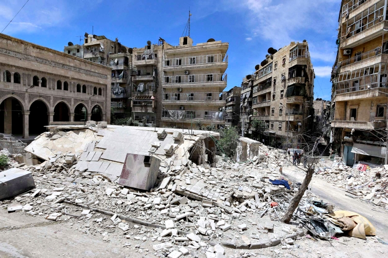 Rebeldes acusam forças leais ao presidente Bashar al Assad de terem feito ataque aéreo que destruiu prédio em Aleppo | Nour Kelze/Reuters