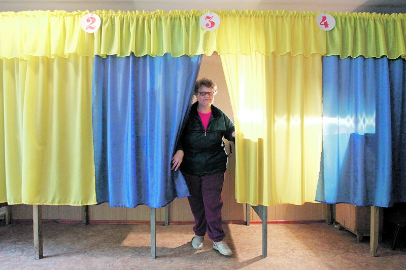 A voluntária Vera Pozhidaeva mostra que em Lugansk está tudo pronto para o referendo | Valentin Ogirenko/Reuters