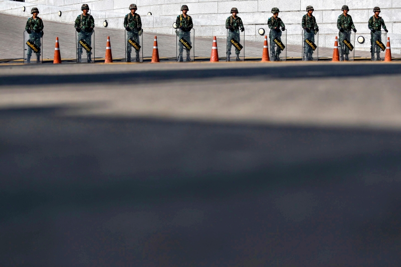 Exército tailandês monta guarda na frente de um clube militar onde o general líder do golpe, Prayuth Chan-Ocha, se reuniu com as facções que disputam o poder no país | Athit Perawongmetha/Reuters