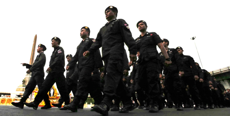 Policiais tailandeses bloqueiam rua no centro do Monumento da Vitória, onde manifestantes se reuniram dias antes | Athit Perawongmetha/Reuters