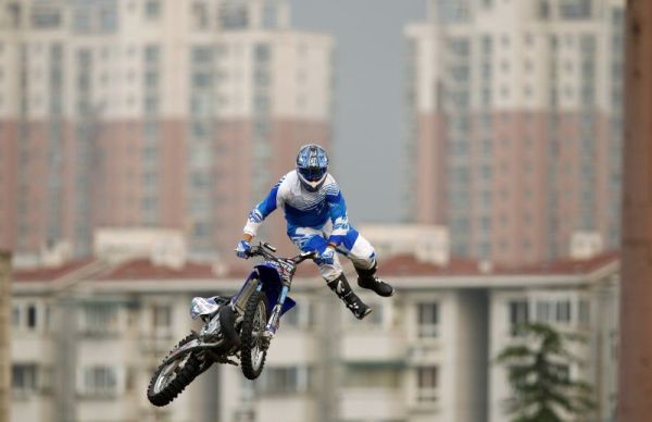 Um concorrente faz manobra na competição FMX, durante os Jogos Extremos Mundiais,em Xangai | REUTERS/Carlos Barria