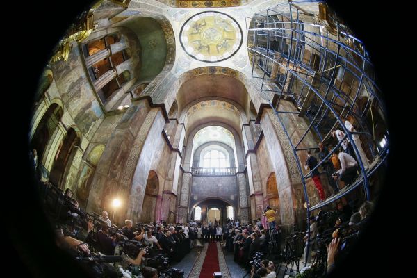 Chefes das Igrejas ucranianas participam de uma oração para o país, na Catedral de Santa Sofia, em Kiev | REUTERS/Gleb Garanich