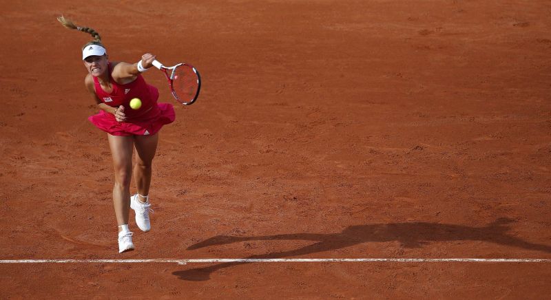 Angelique Kerber da Alemanha, saca contra Katarzyna Piter da Polônia, no estádio Roland Garros em Paris | REUTERS/Gonzalo Fuentes