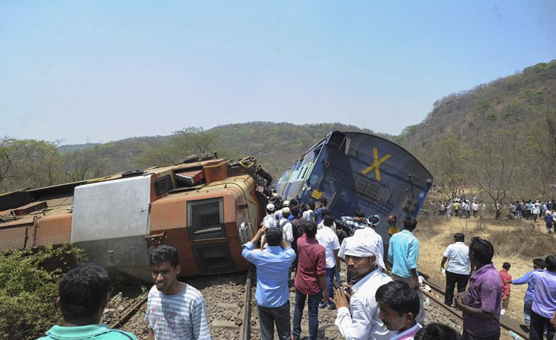 Trem descarrilhou no distrito de Raigad, ao sul de Mumbai | EFE/EPA/STR