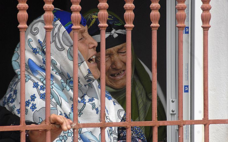 Familiares de policiais mortos em um ataque à casa da família do ministro do Interior da Tunísia, Lotfi Ben Jeddou, choram durante o funeral | REUTERS / Stringer