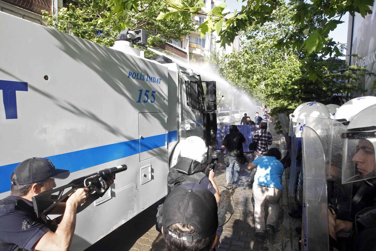 A polícia usou água e gás lacrimogêneo para dispersar os manifestantes | Reuters / Osman Orsal