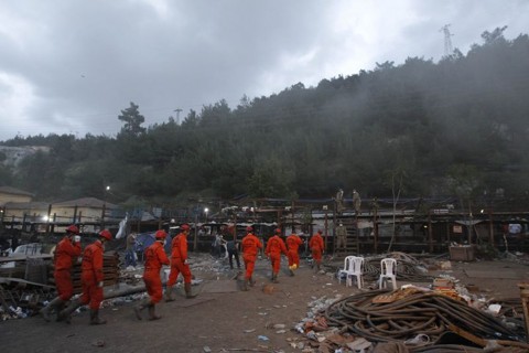 Acidente em mina turca já deixa 282 mortos Autoridades turcas dizem que há poucas chances de se resgatar algum operário com vida | REUTERS/ Osman Orsal