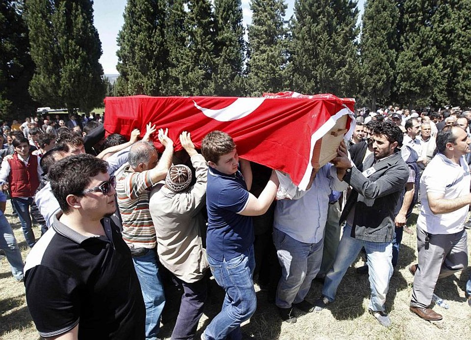 Turquia: o carvão mais mortal do mundo Pessoas carregam caixão com corpo de mineiro morto por causa de explosão em mina na Turquia | REUTERS/Osman Orsal