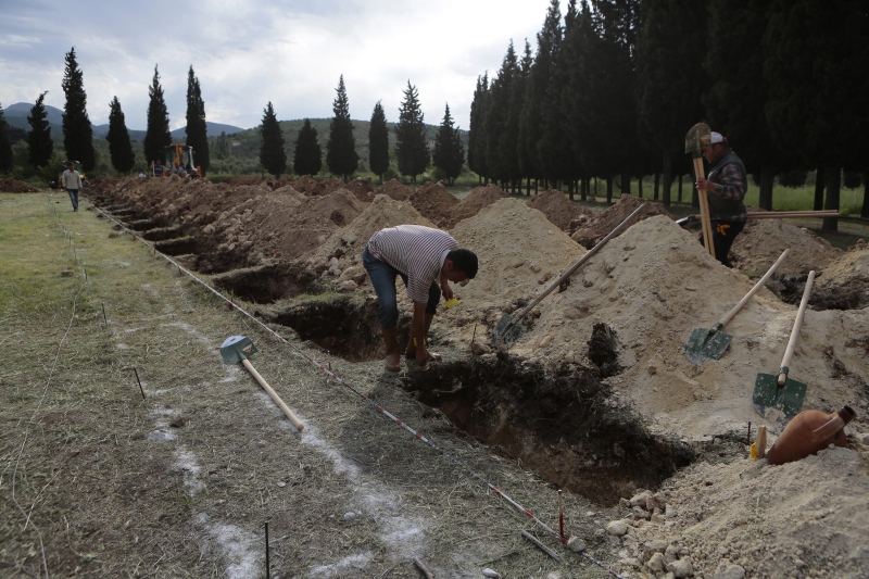 Sepulturas abertas em cemitério de Soma para vítimas do acidente, a maioria morta intoxicada com monóxido de carbono | Yasin Akgul/Reuters