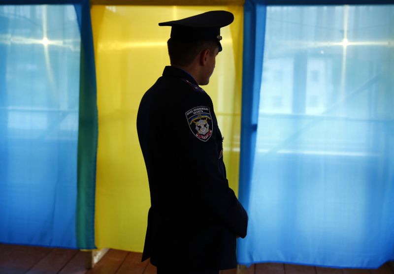 Policial fica de guarda em local de votação na Ucrânia | REUTERS/Kacper Pempel