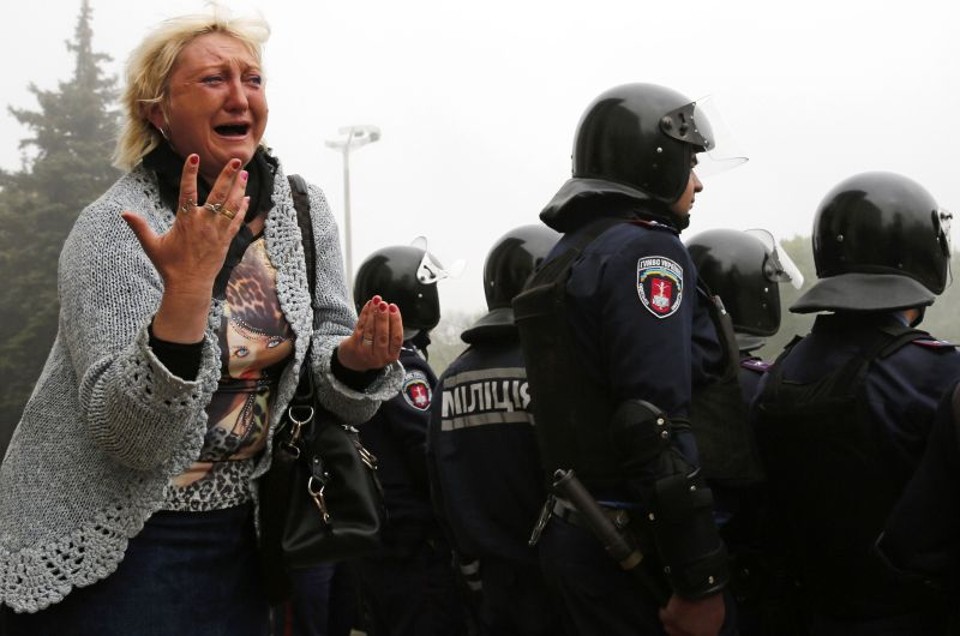 Mulher chora ao presenciar enfrentamento na cidade de Odessa | REUTERS/Yevgeny Volokin