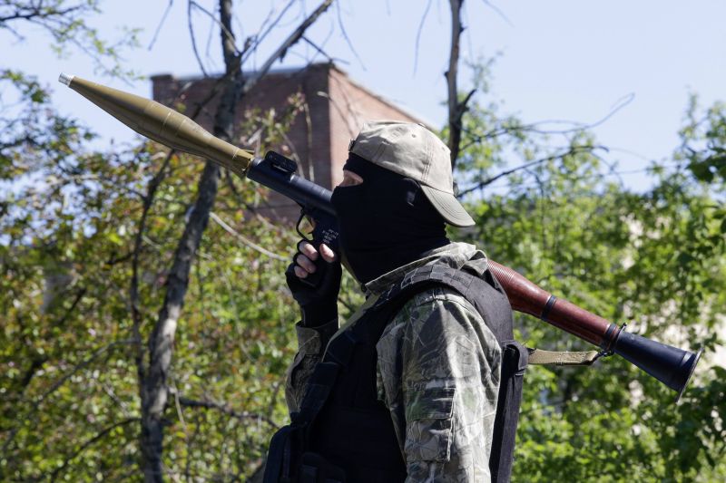 Militante pró-Rússia monta guarda em Donetsk | Konstantin Chernichkin / Reuters