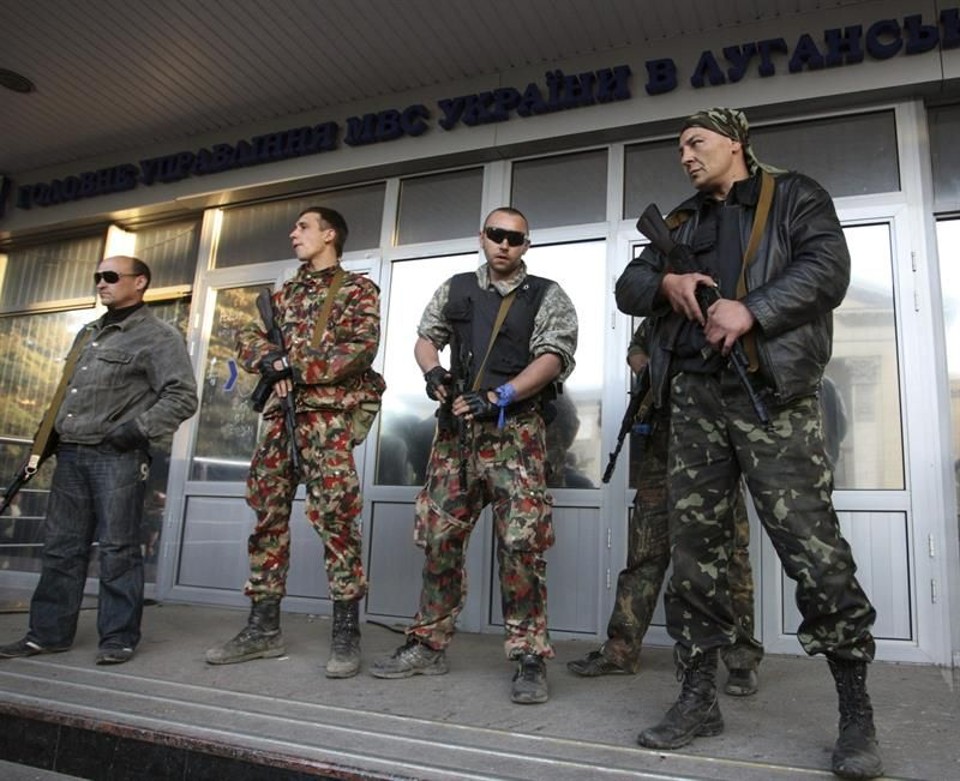 Milicianos pró-Rússia vigiam edifício em Lugansk | EFE/Igor Kovalenko