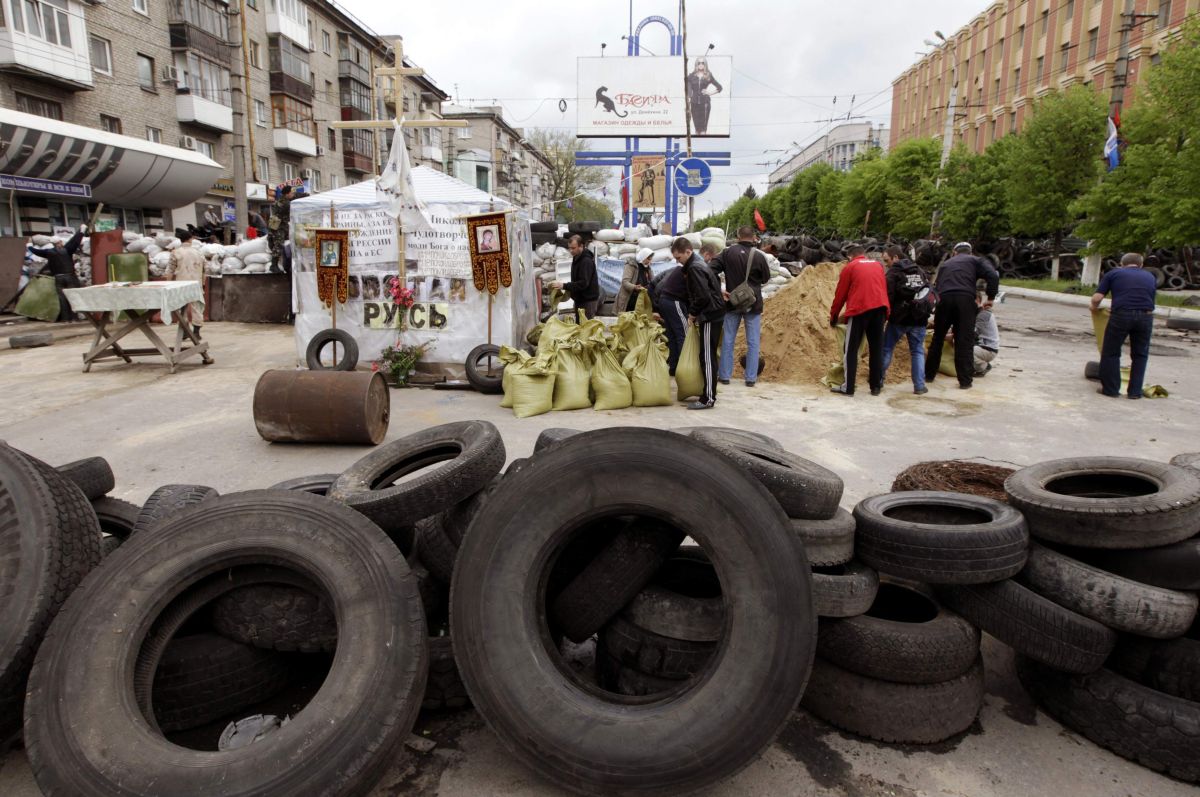 Manifestantes pró-Rússia constroem barricadas nas ruas da cidade de Luhansk, no leste do país | REUTERS/Vasily Fedosenko