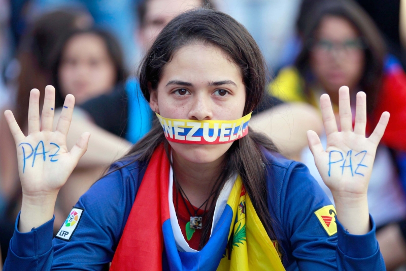 Em Caracas, estudante protesta contra do governo, que tem reprimido as manifestações | Jorge Silva/Reuters