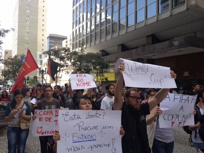 Manifestantes em caminhada durante os protestos contra a Copa no Centro de Curitiba | 