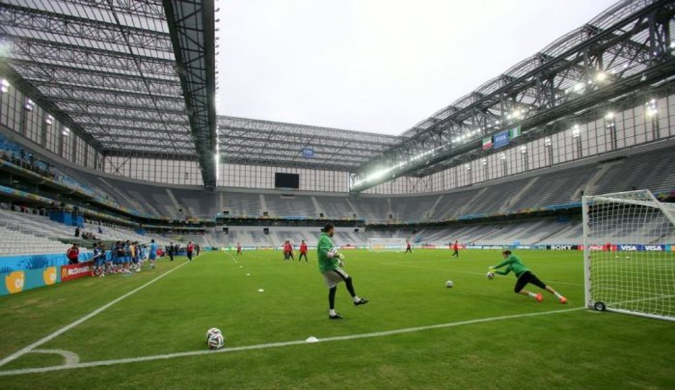 Jogadores do Irã fizeram o reconhecimento do campo da Arena da Baixada, em Curitiba | Daniel Castellano / Gazeta do Povo