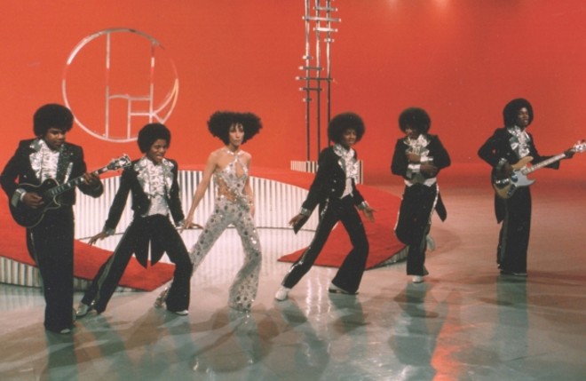 A cantora, ao lado do grupo Jackson 5: números musicais exibidos no programa podem ser encontrados na internet |