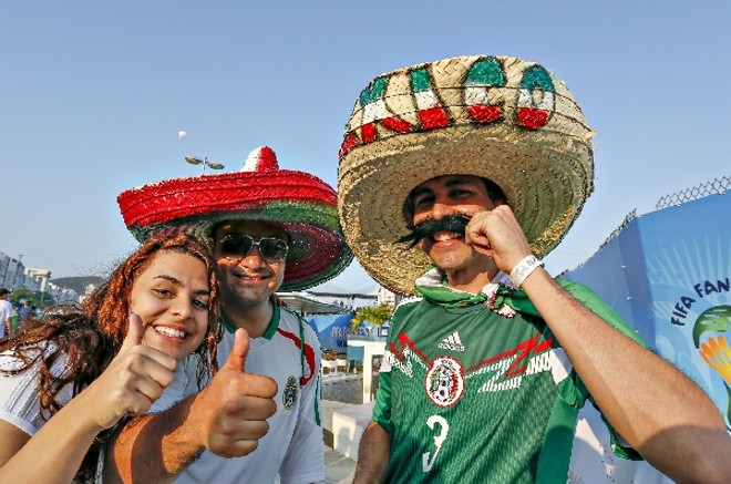 Com os tradicionais sombreiros, mexicanos estão otimistas em relação ao desempenho de El Tri |