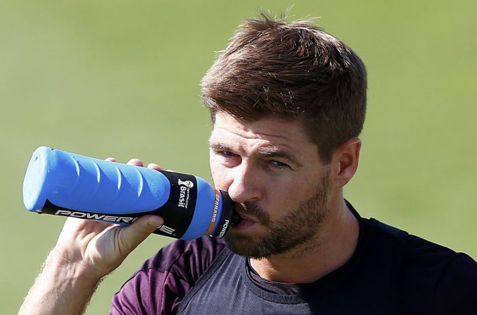 Gerrard, capitão da Inglaterra, quebrou o dente comendo um peito de frango | Reuters