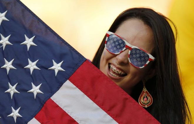 Torcedora exibe bandeira norte-americana durante partida deste domingo (22) |