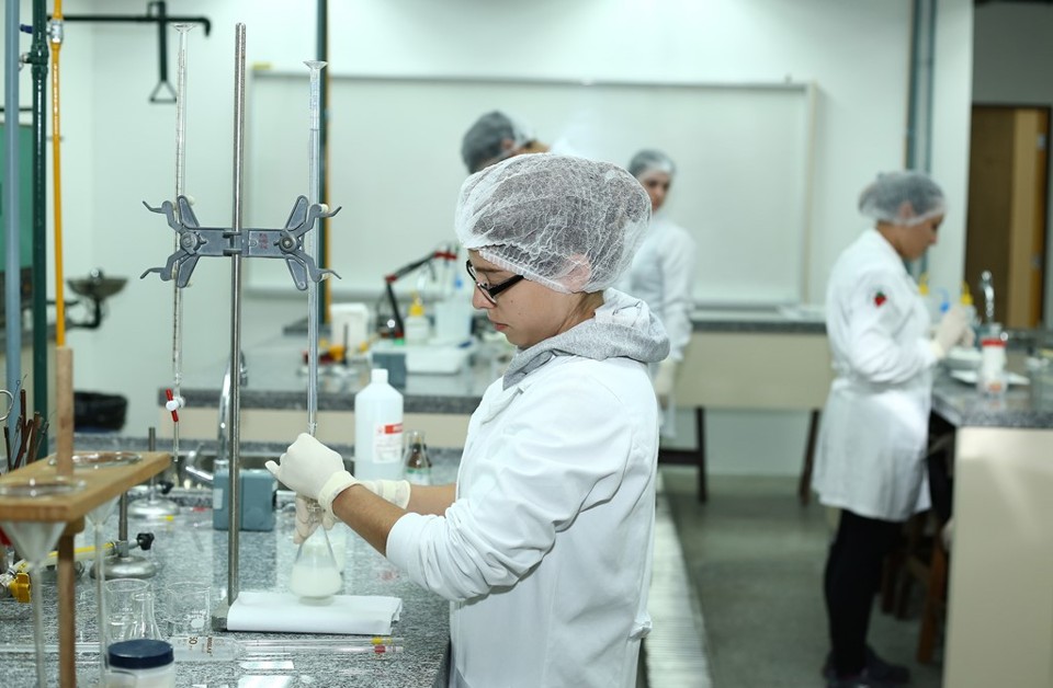 Alunos da PUCPR ajudam na produção de queijo funcional. | Giuliano Gomes / Gazeta do Povo