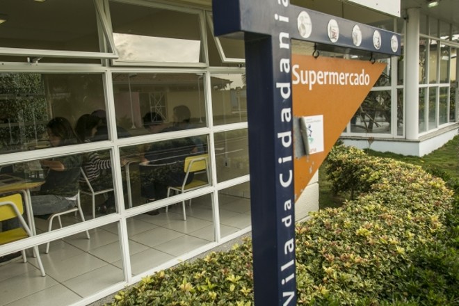 Um dos mais de 20 pequenos prédios da cidade-mirim, usados para oficinas | 