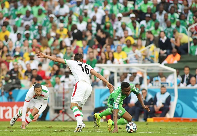 Sem futebol na Baixada:Irã e Nigéria fizeram o primeiro jogo de Copa de Mundo na Arena da Baixada, em Curitiba. Público empolgado nas arquibancadas, mas em campo faltou futebol. O empate por 0 a 0 coroou o pior jogo do Mundial até o momento. |