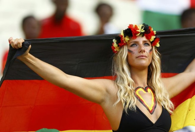 Torcedora levou a bandeira alemã para apoiar sua seleção |