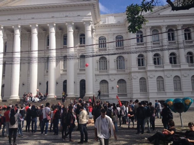 Manifestantes se reuniram em frente ao prédio da UFPR, na Praça Santos Andrade | 