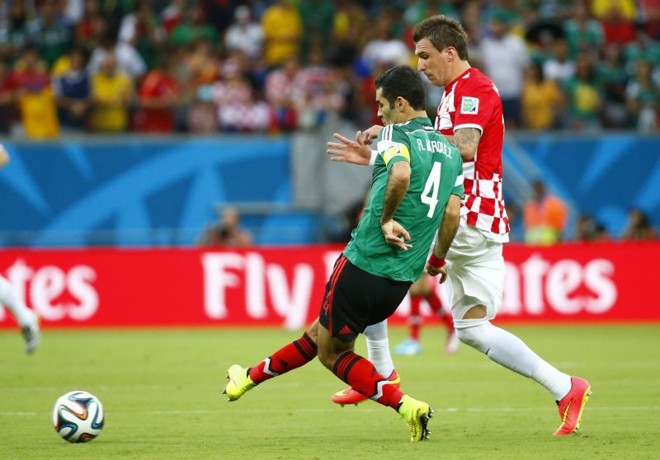 O mexicano Rafa Marquez divide bola com criata |