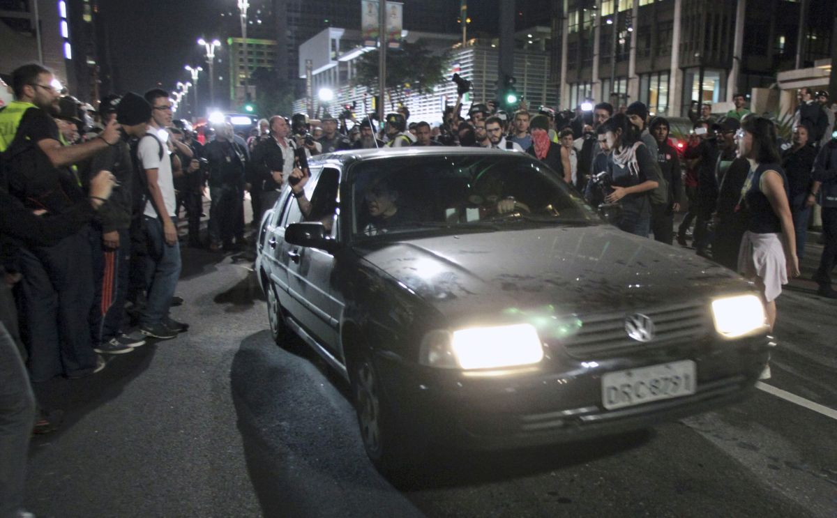 Homem passa pelo protesto e mostra arma. O ato foi organizado pelo "Se Não Tiver Direitos Não Vai Ter Copa" e durou até as 19h10 | Reuters / Chico Ferreira