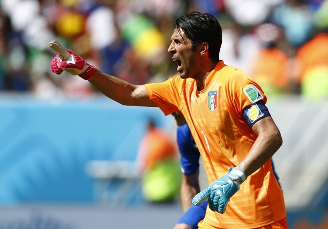 Gianluigi Buffon, goleiro da Itália, gesticula durante partida contra a Costa Rica | 