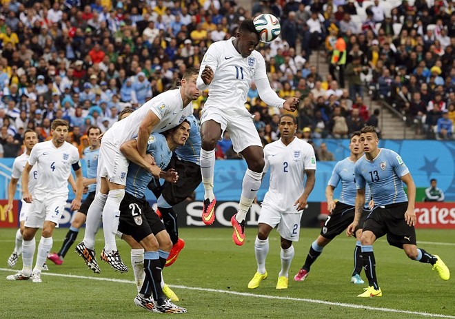 Sturridge cabeceia bola no meio da defesa uruguaia | 