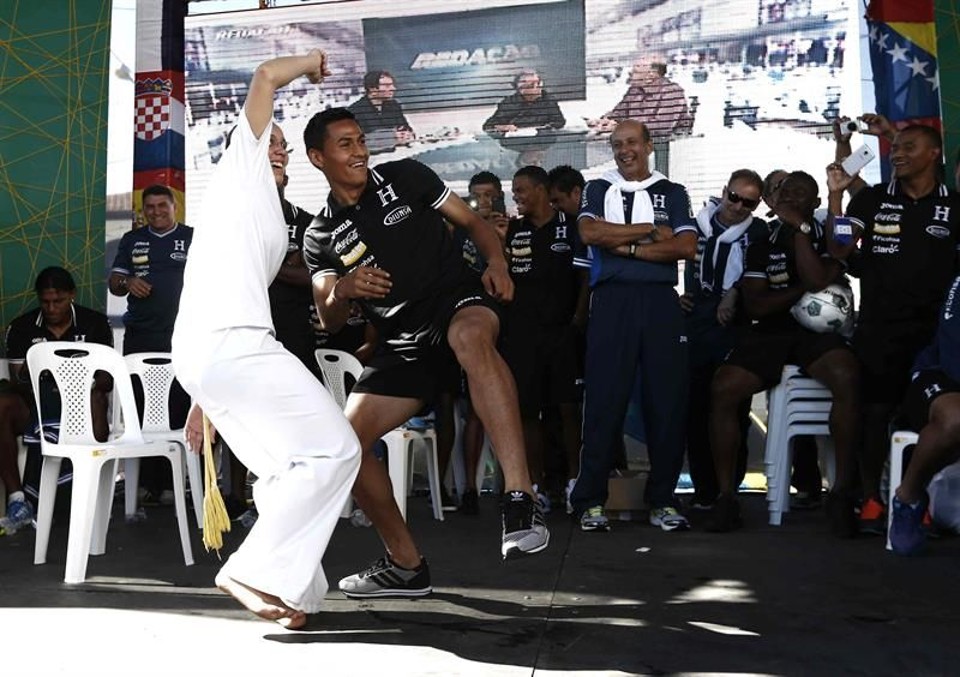 O jogador de Honduras Luis Garrido joga capoeira em Porto Feliz, onde a delegação está hospedada | EFE / Jesús Diges