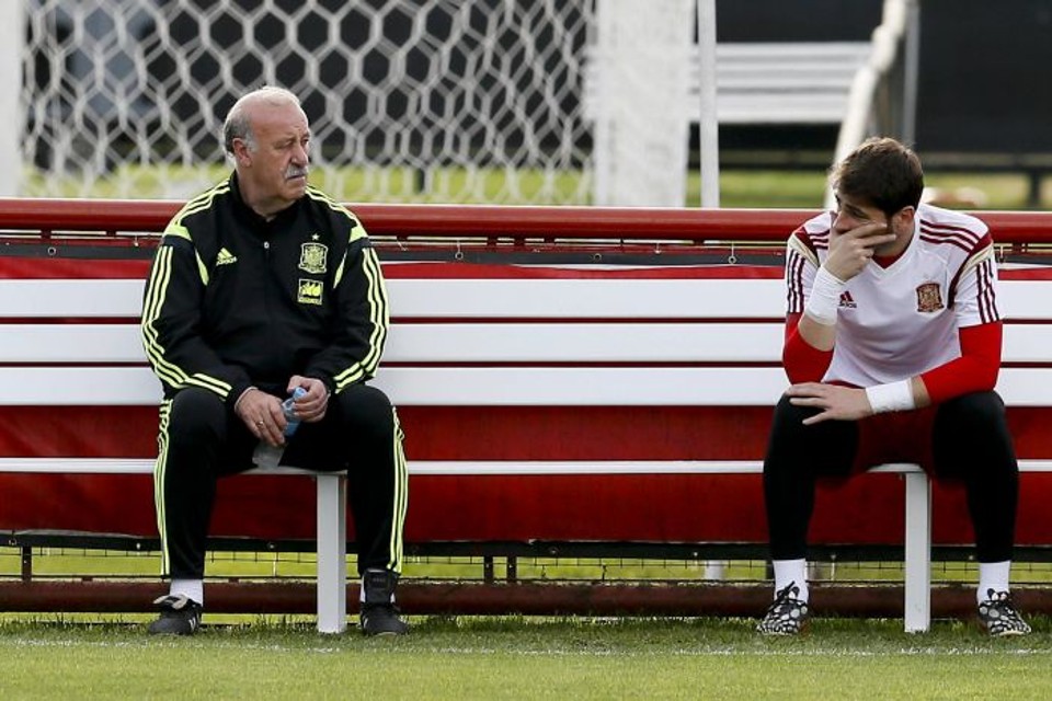 O treinador espanhol Vicente Del Bosque conversa com goleiro Casillas. O arqueiro foi o mais criticado na goleada de 5 a 1 para a Holanda | EFE / JuanJo Martin