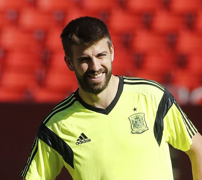 Gerard Piqué (Espanha)- Sr. Shakira, o jogador de 27 anos não raro lidera as enquetes sobre os jogadores mais bonitos nas competições. Com 1,92 de altura e um belo par de olhos azuis (para não seguir descrevendo... ), fica difícil não reparar neste guapo. | 